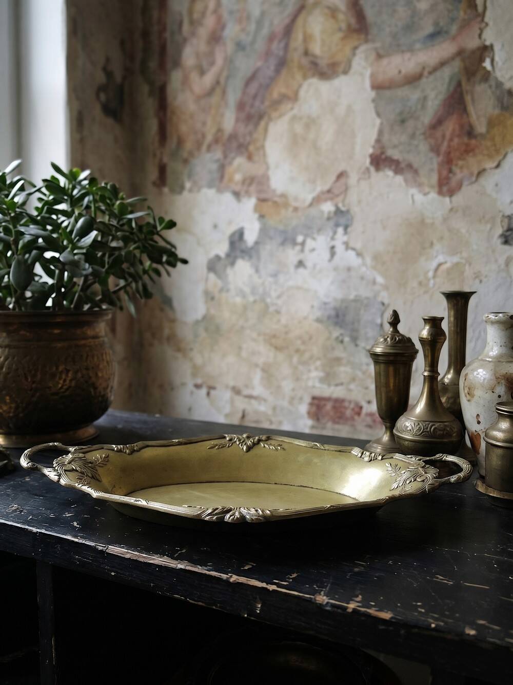 Large empty pocket bowl, antique rockwork, gilded metal, Louis XV style.