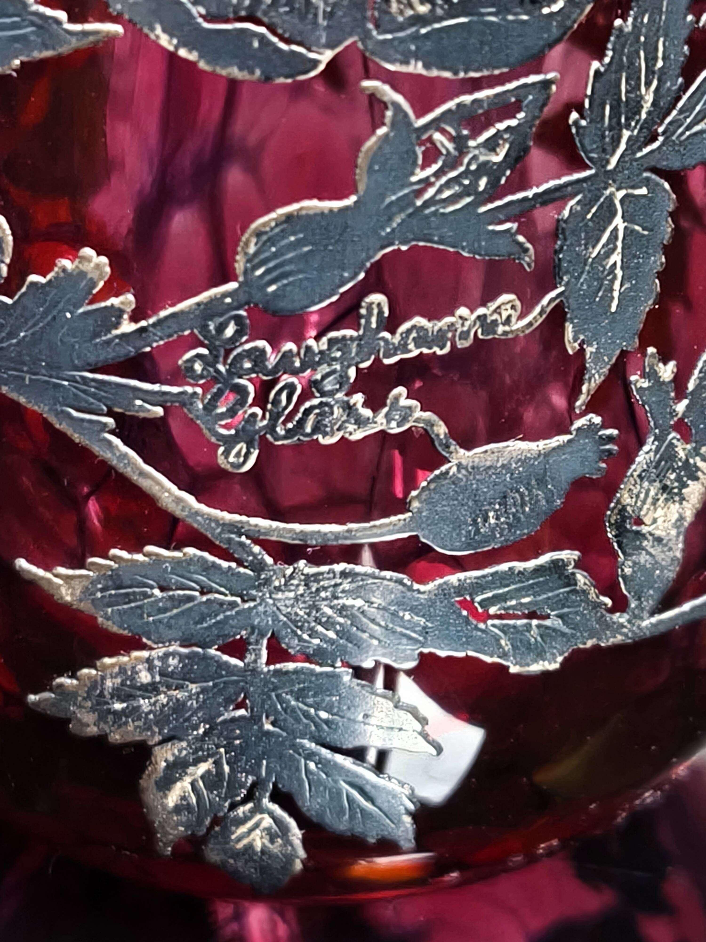 Paire de vases Laugharne avec revêtement en argent, en verre soufflé à la main de couleur rubis marbré.