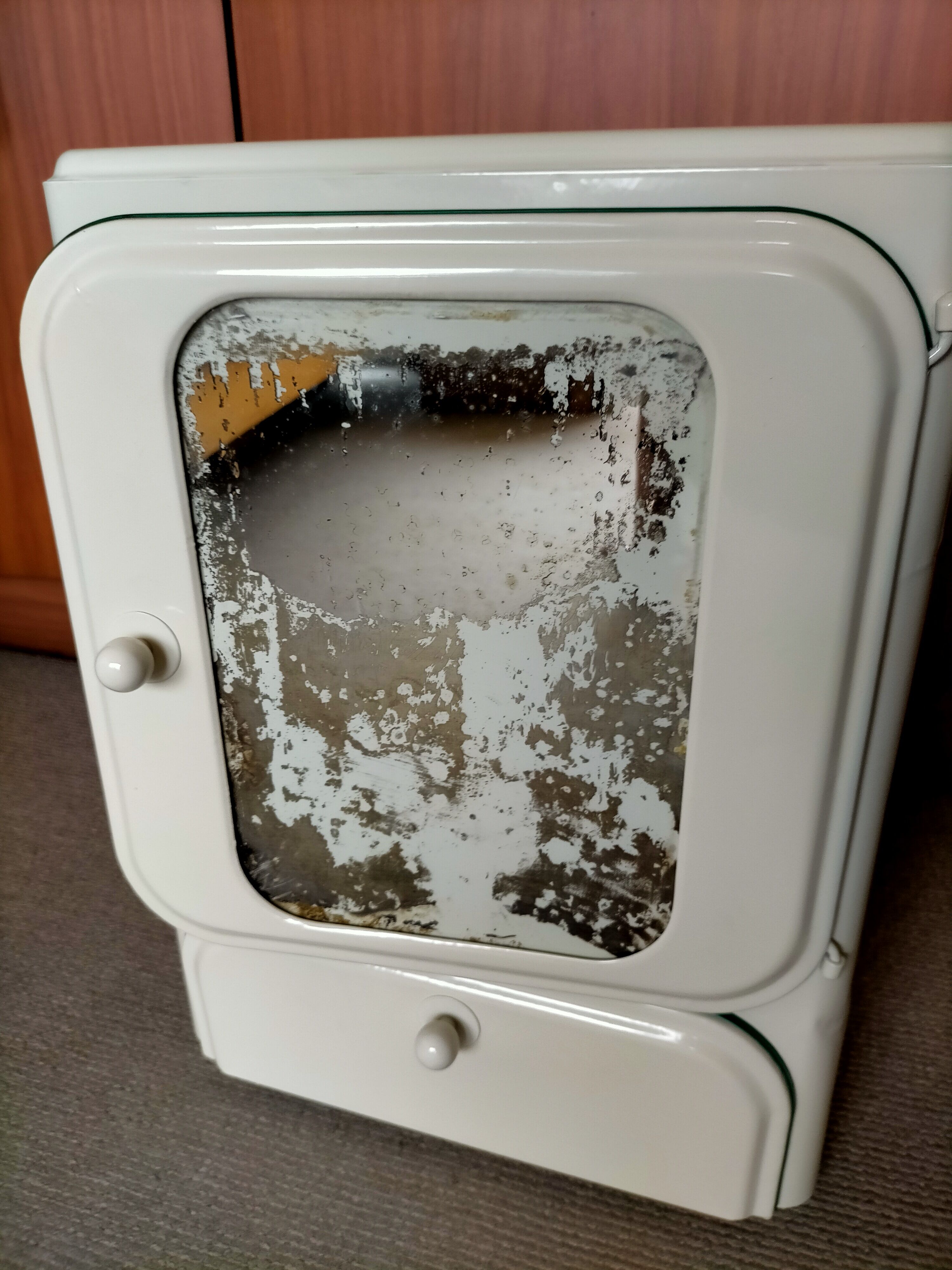 Armoire à pharmacie vintage