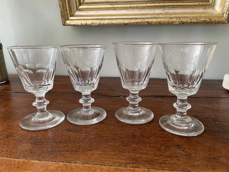 4 verres à vin blanc en cristal taillé à côtes plates modèle Caton