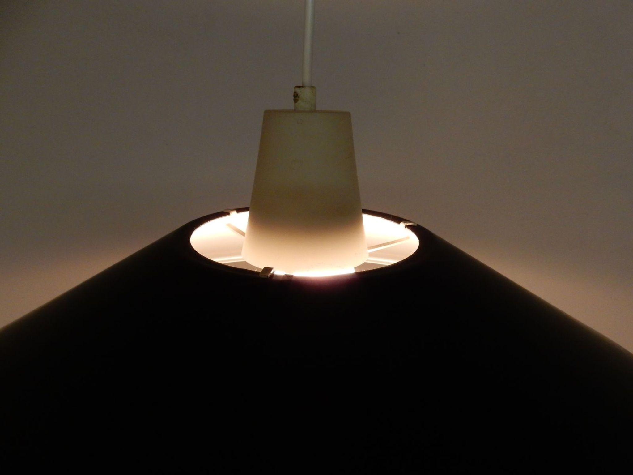 Suspension mid-century noire et blanche 1950s