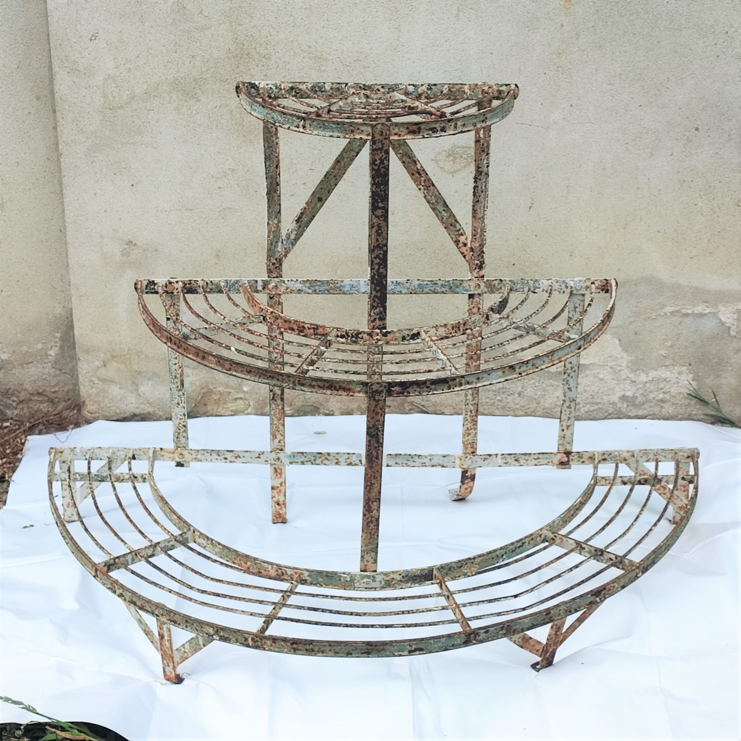 Half-moon plant holder