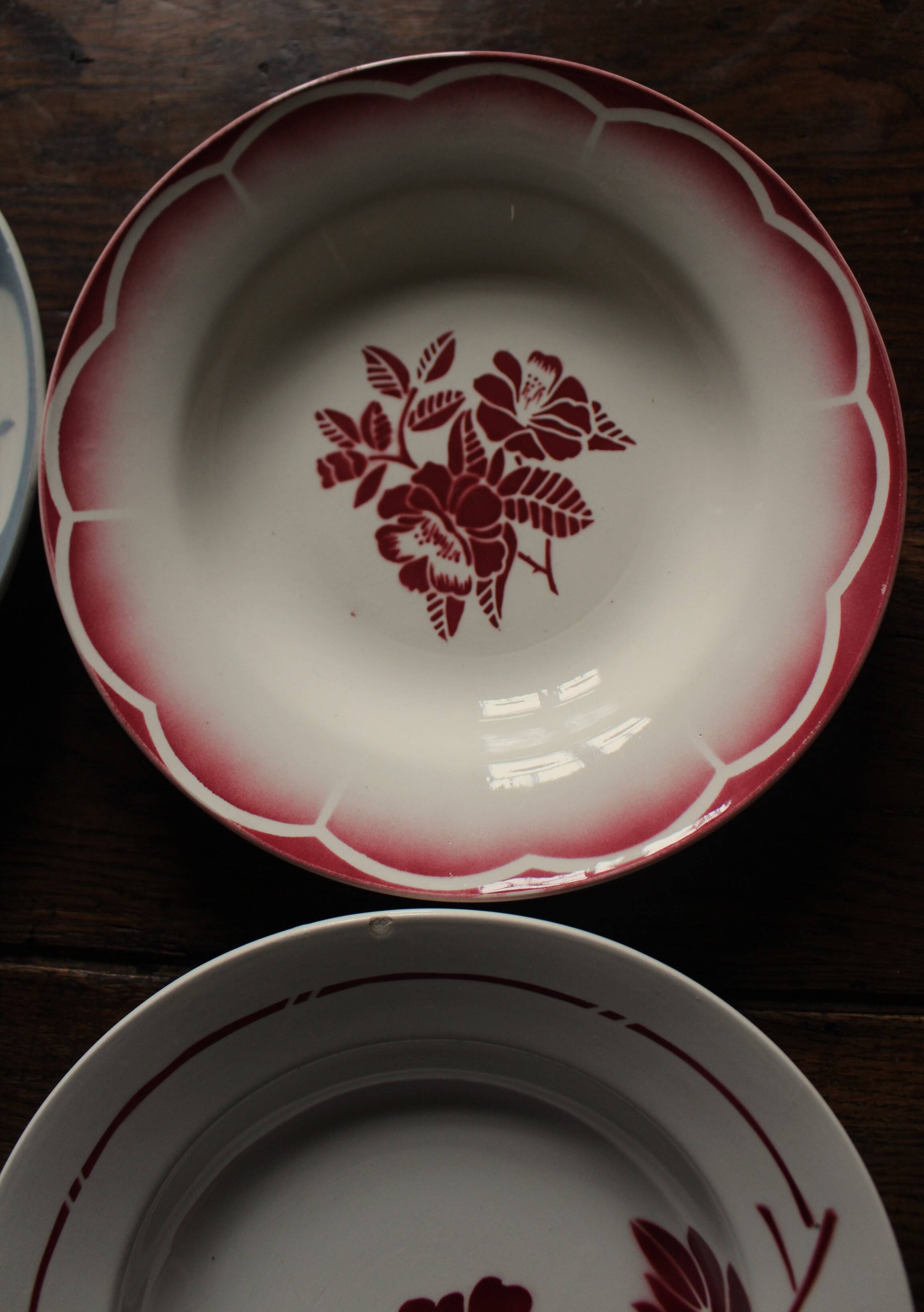 A set of 4 mismatched Art Deco red blue soup plates