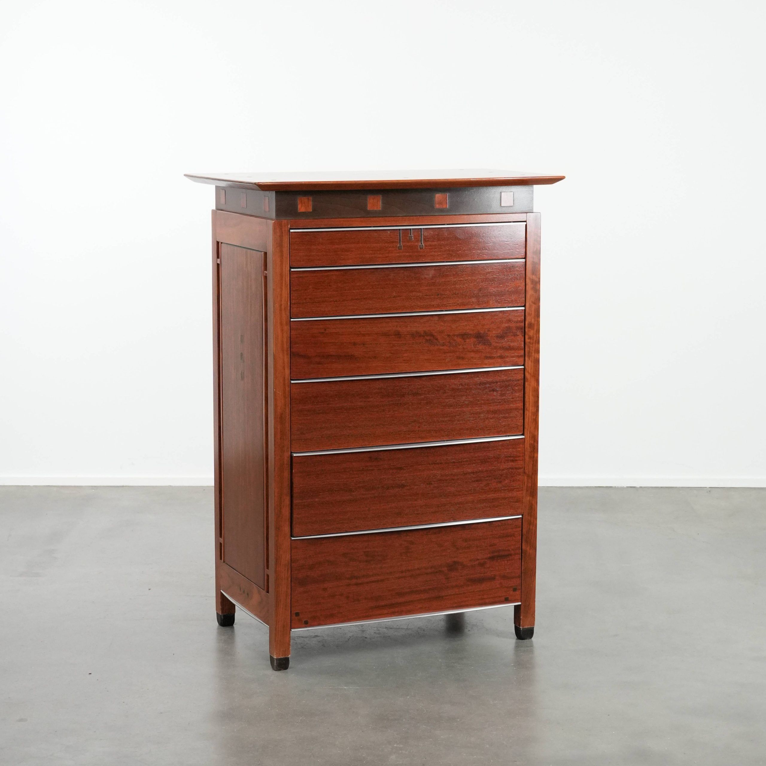 Art Deco design chest of drawers with 6 drawers and remarkable details