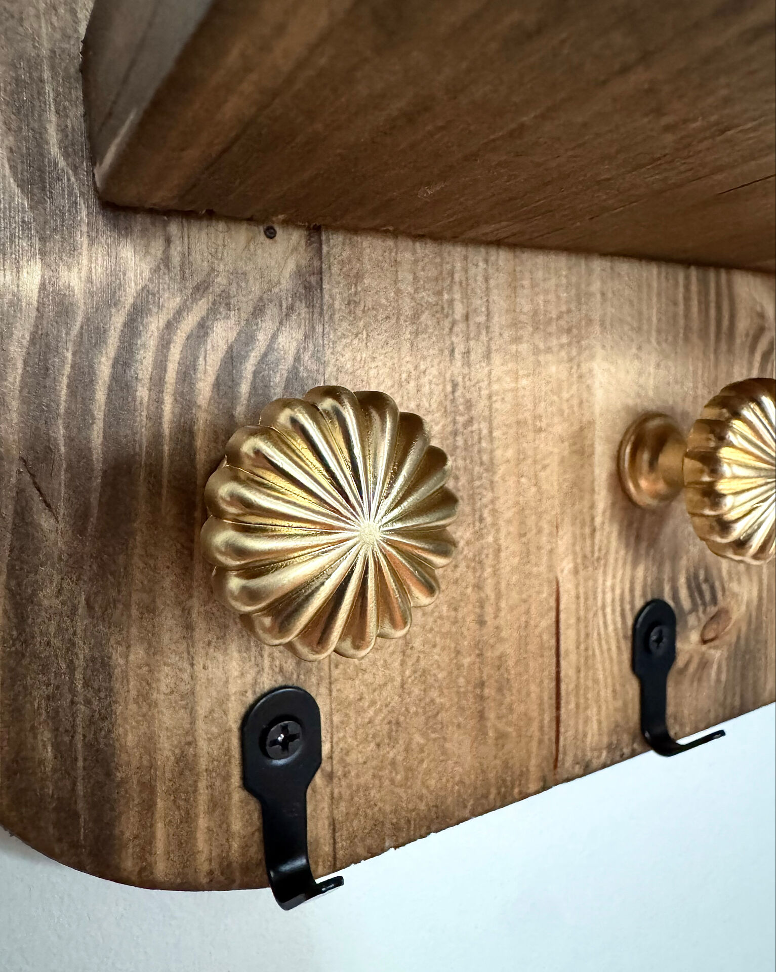 Wall shelf made of solid wood with golden hooks - Key holder for the entrance