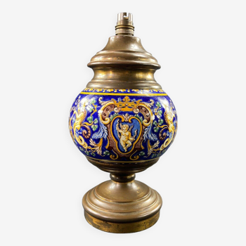Pied de lampe XIXe en faïence de Gien décor Renaissance italienne sur fond bleu