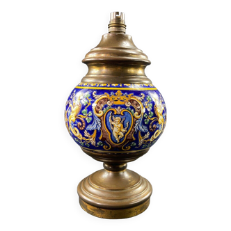 Pied de lampe XIXe en faïence de Gien décor Renaissance italienne sur fond bleu