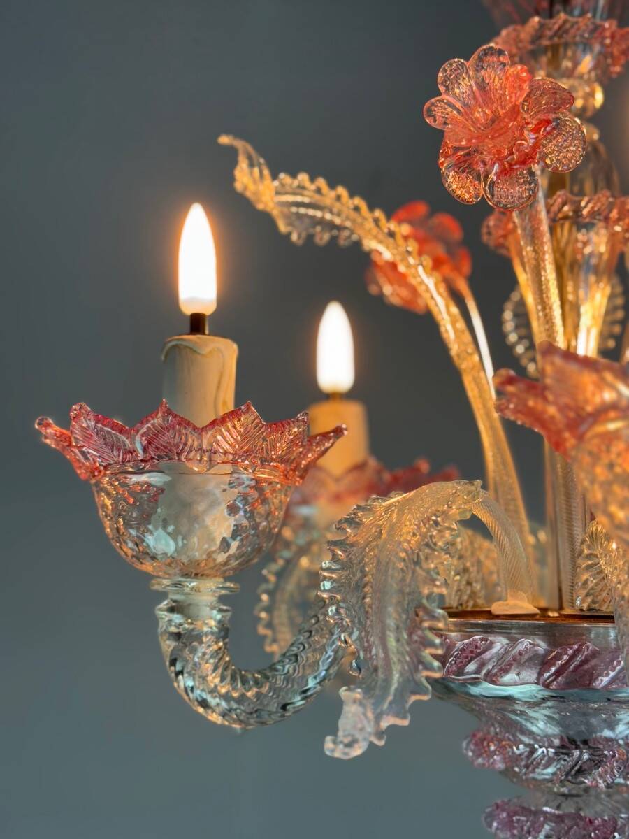 Petit lustre vénitien en verre de Murano incolore et rouge, circa 1950