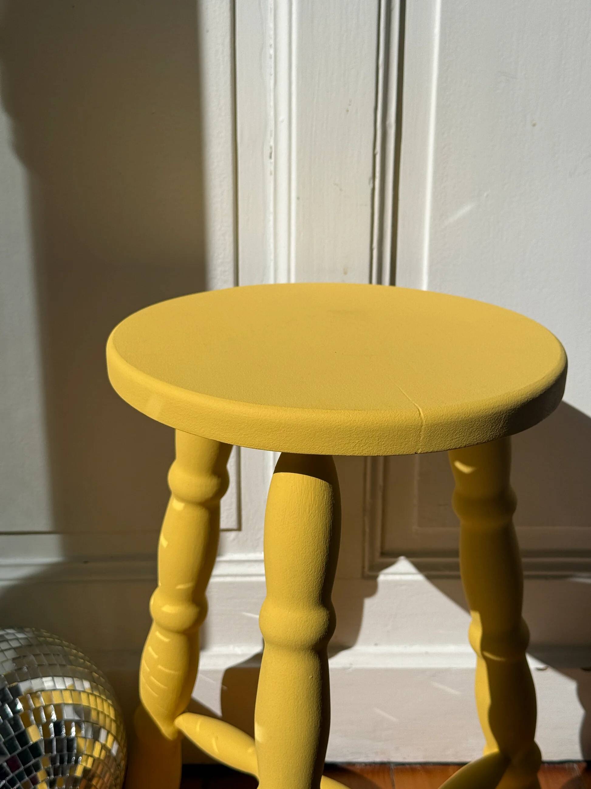 Tabouret haut en bois jaune