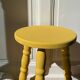 Tabouret haut en bois jaune