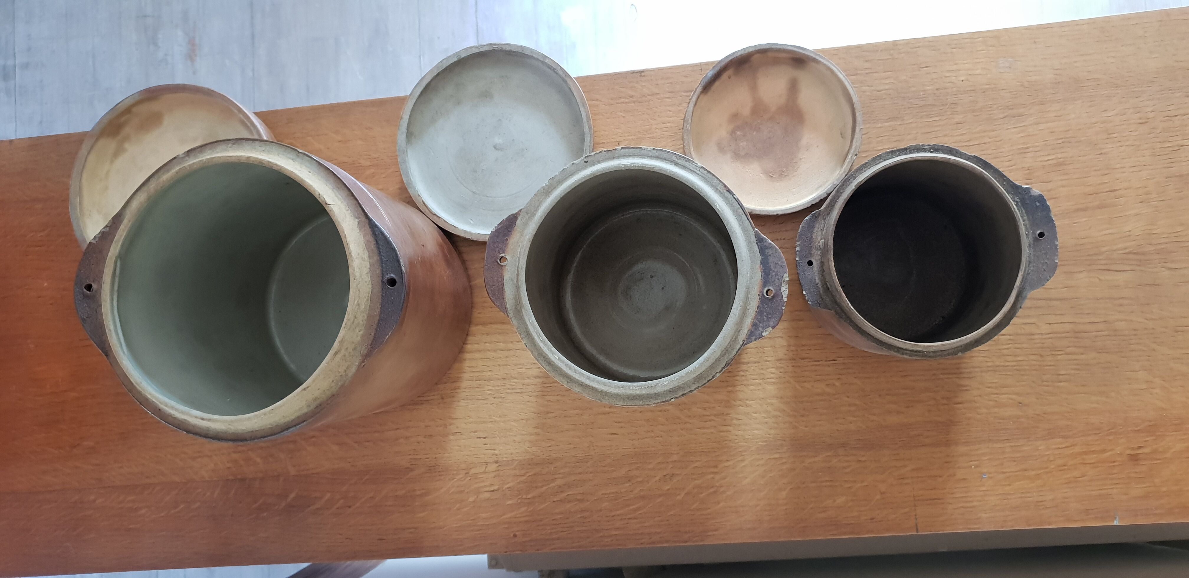 Set of three pots in sandstone