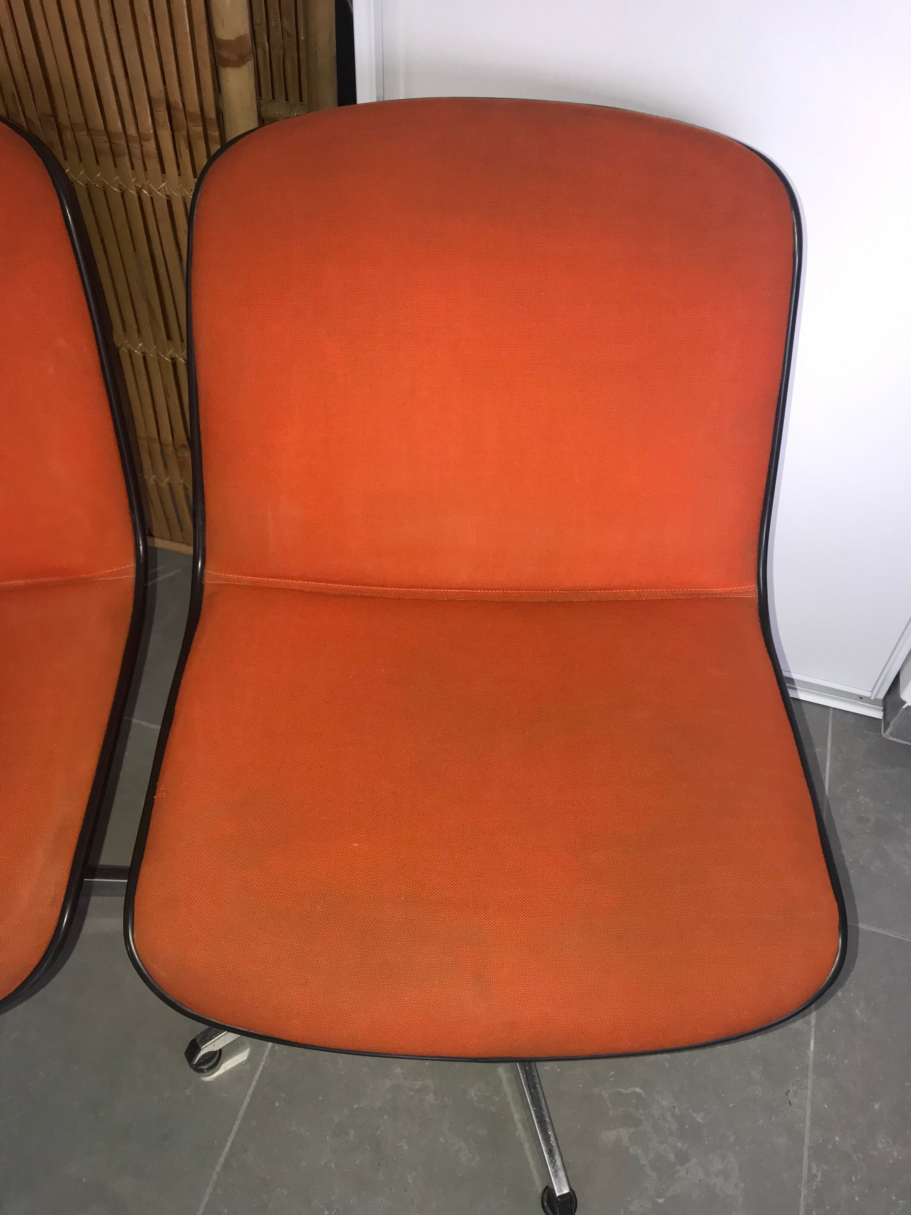 Paire de fauteuils de bureau pivotant orange année 70