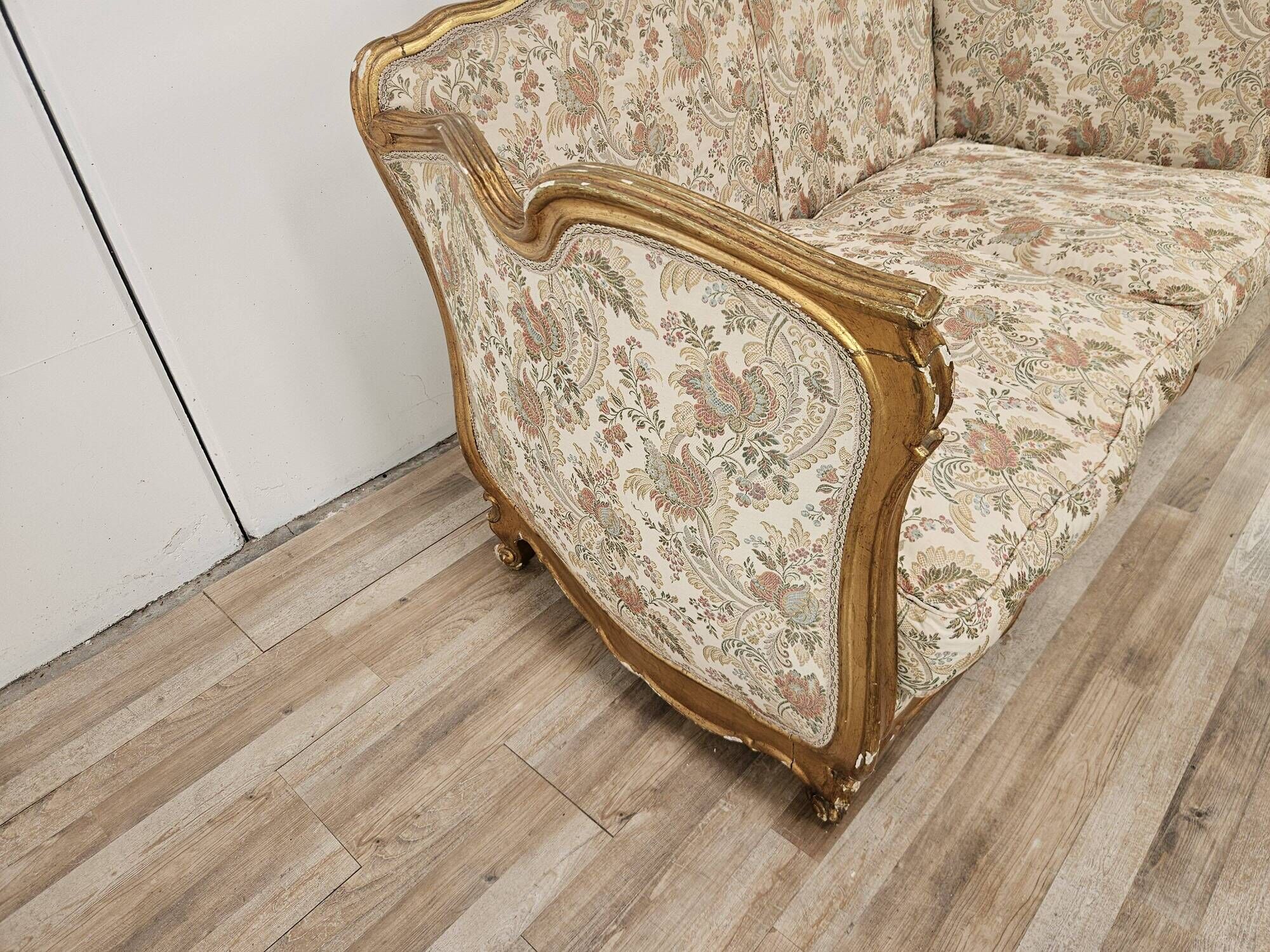 20th Century Italian Baroque Style Sofa in Carved and Gilded Wood