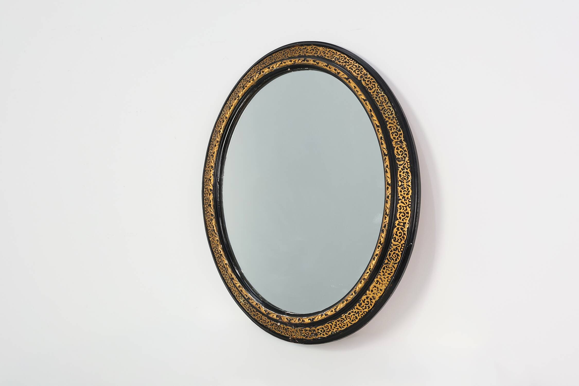 Miroir ovale néoclassique français en noir et or, 20e siècle