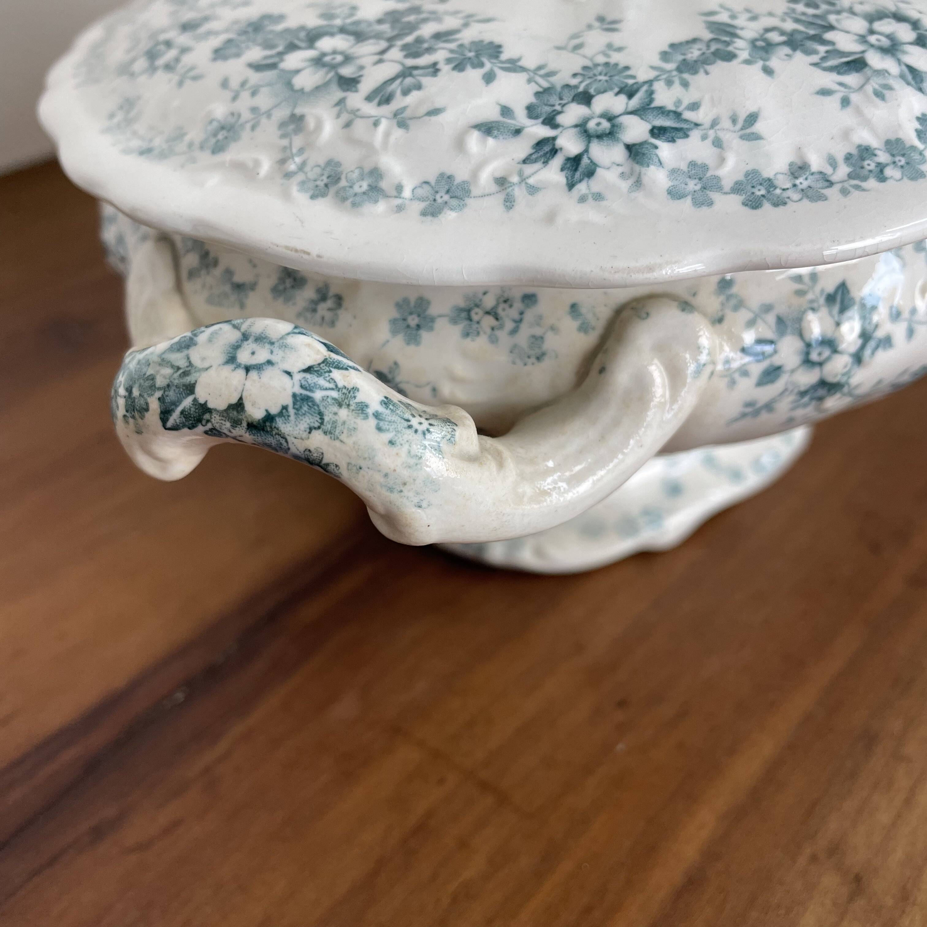 Covered dish, vegetable dish in Maastricht earthenware, Clara model