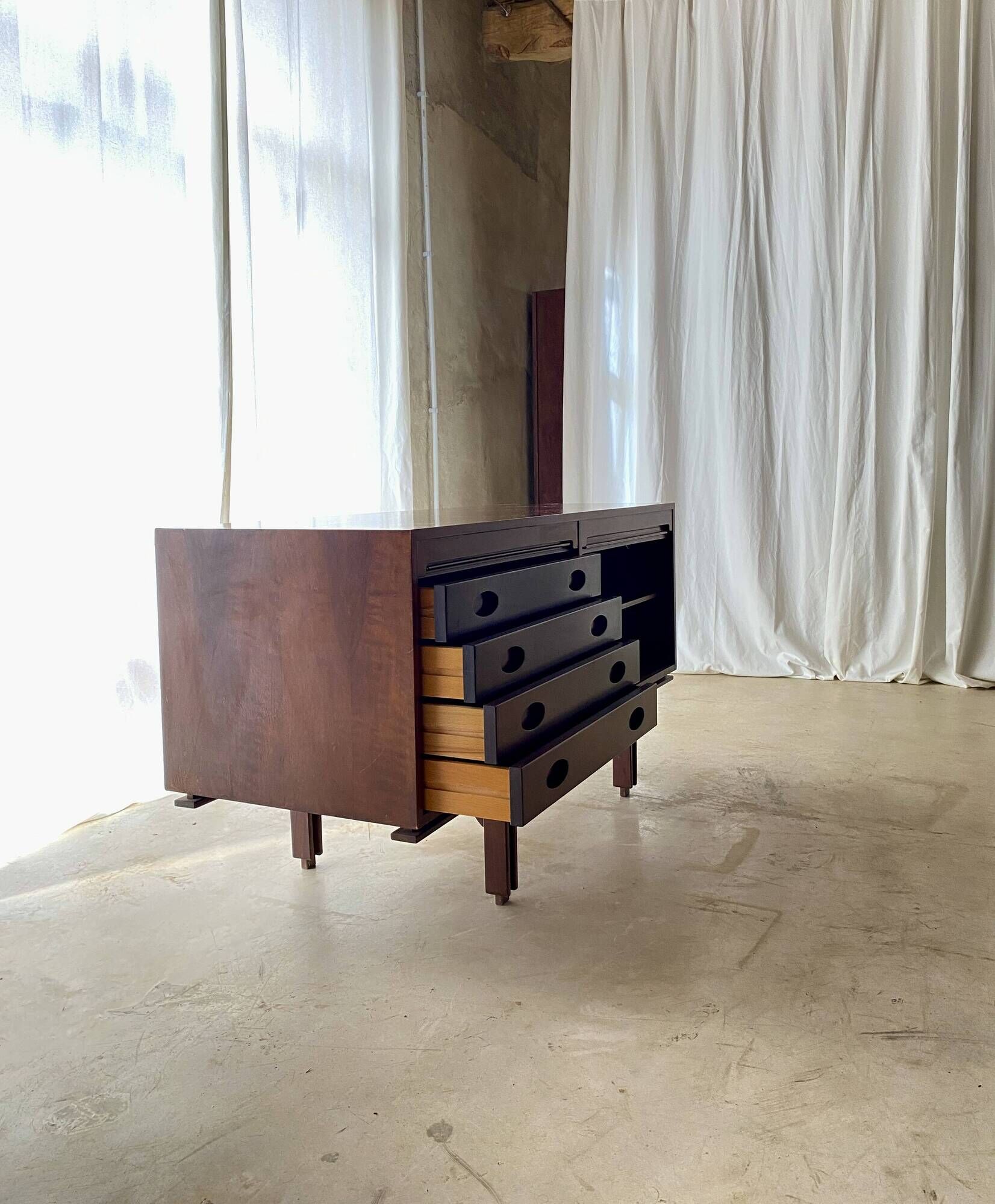 Aparador en palissandre de Gianfranco Frattini pour Bernini, années 60.