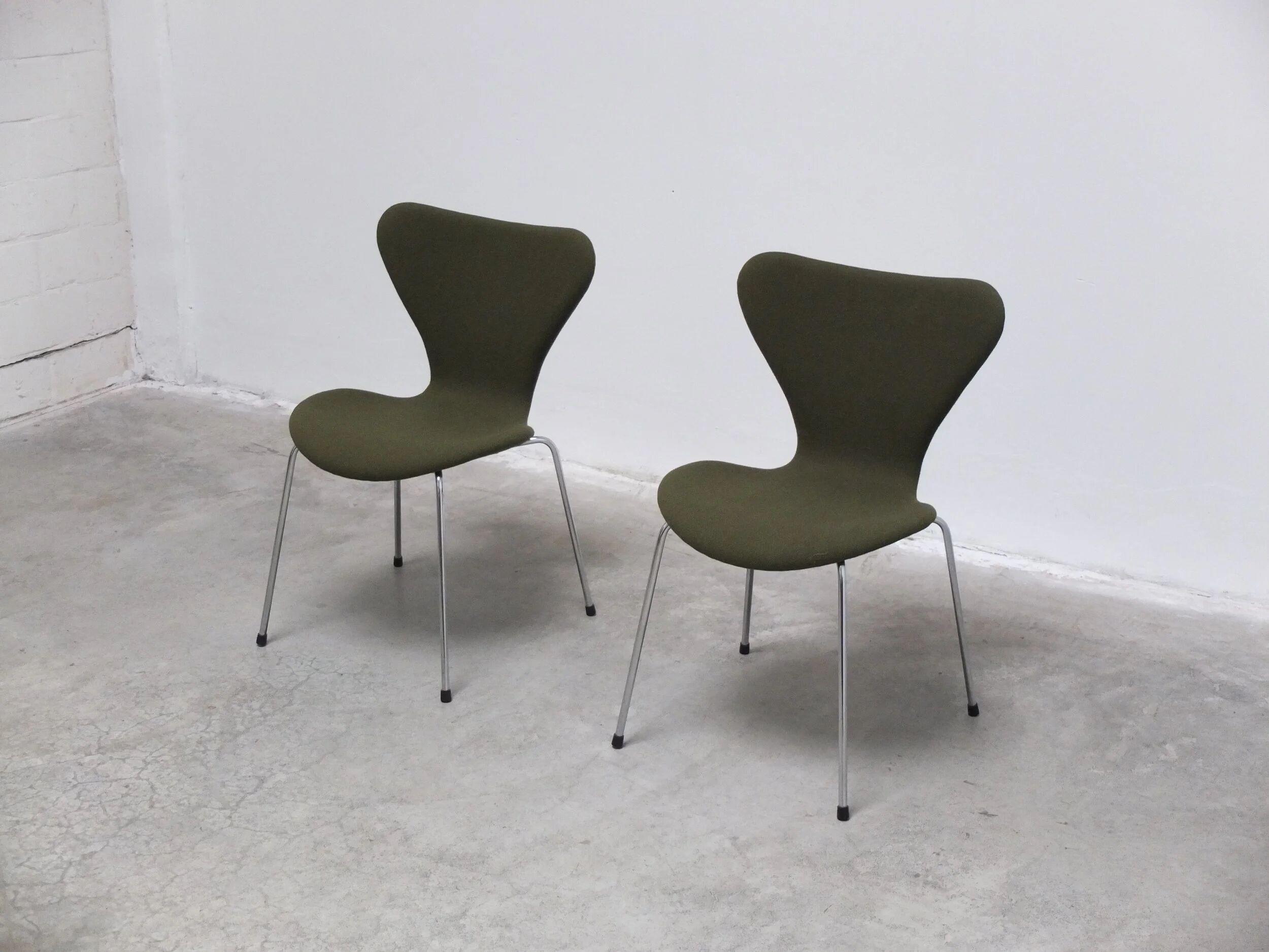 Pair of 'Series 7' chairs in green fabric by Arne Jacobsen for Fritz Hansen, 1980