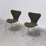 Pair of 'Series 7' chairs in green fabric by Arne Jacobsen for Fritz Hansen, 1980
