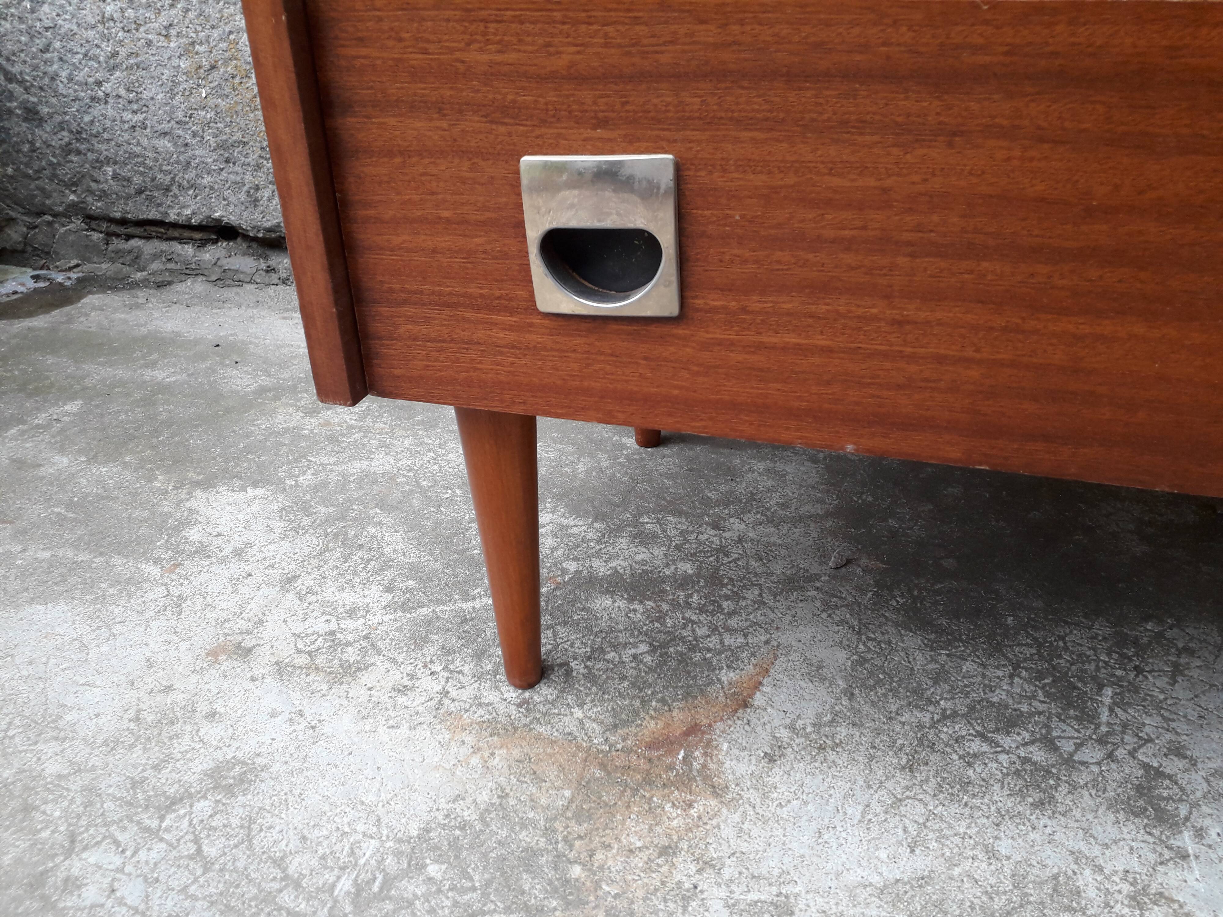 Commode vintage pieds fuseaux