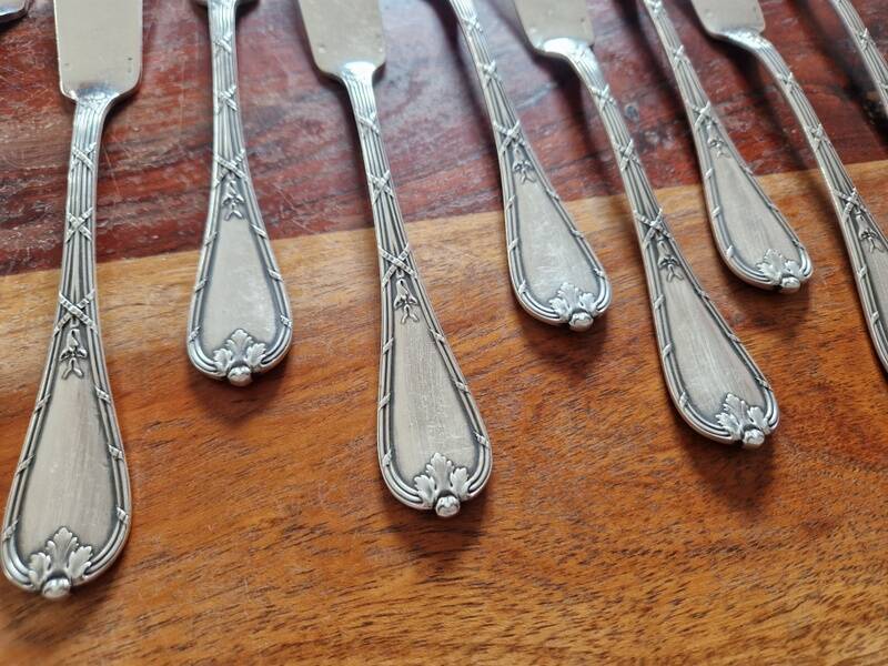 Christofle, Paris - Set of 12 fish knives - crossed ribbons model