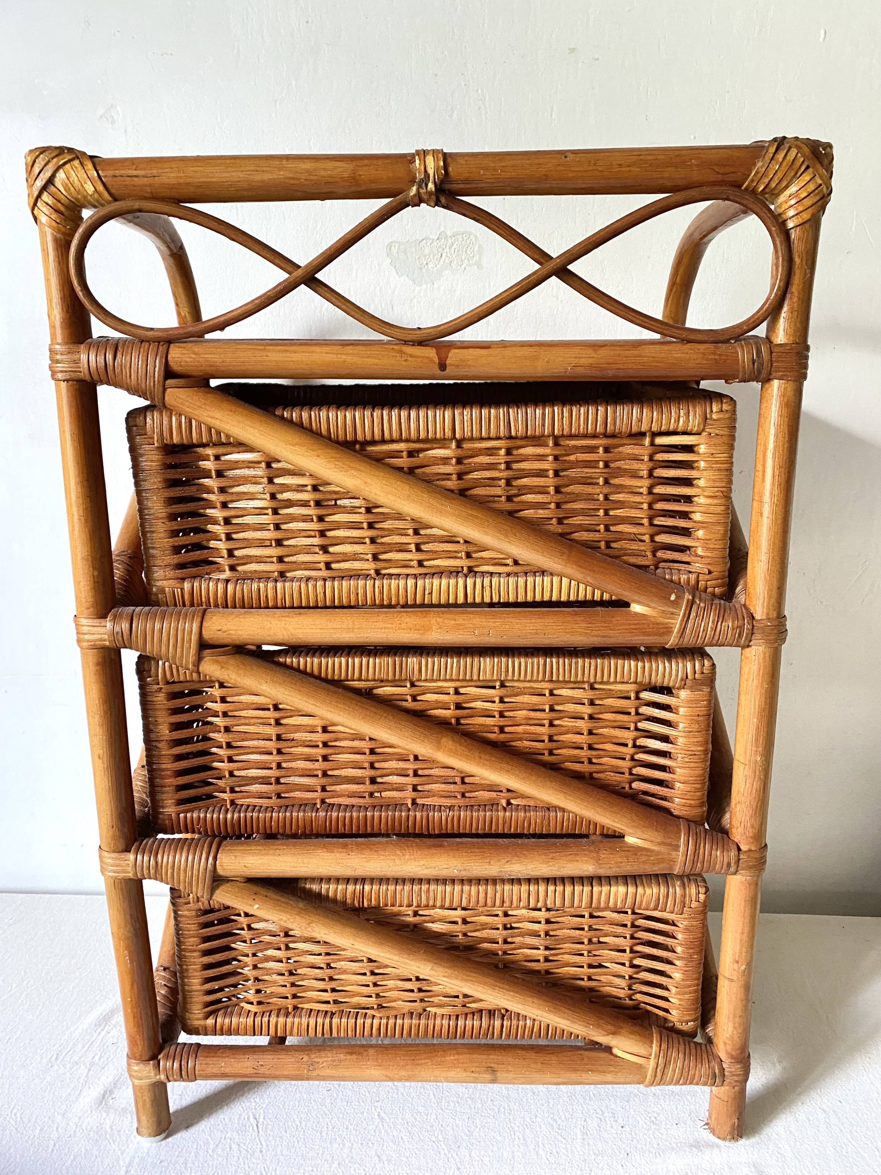 Commode en rotin , chiffonnier 3 tiroirs