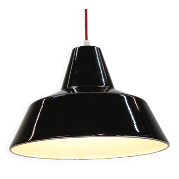 Lampe suspendue industrielle danoise par **Louis Poulsen**, modèle **Vaerksteds**.
