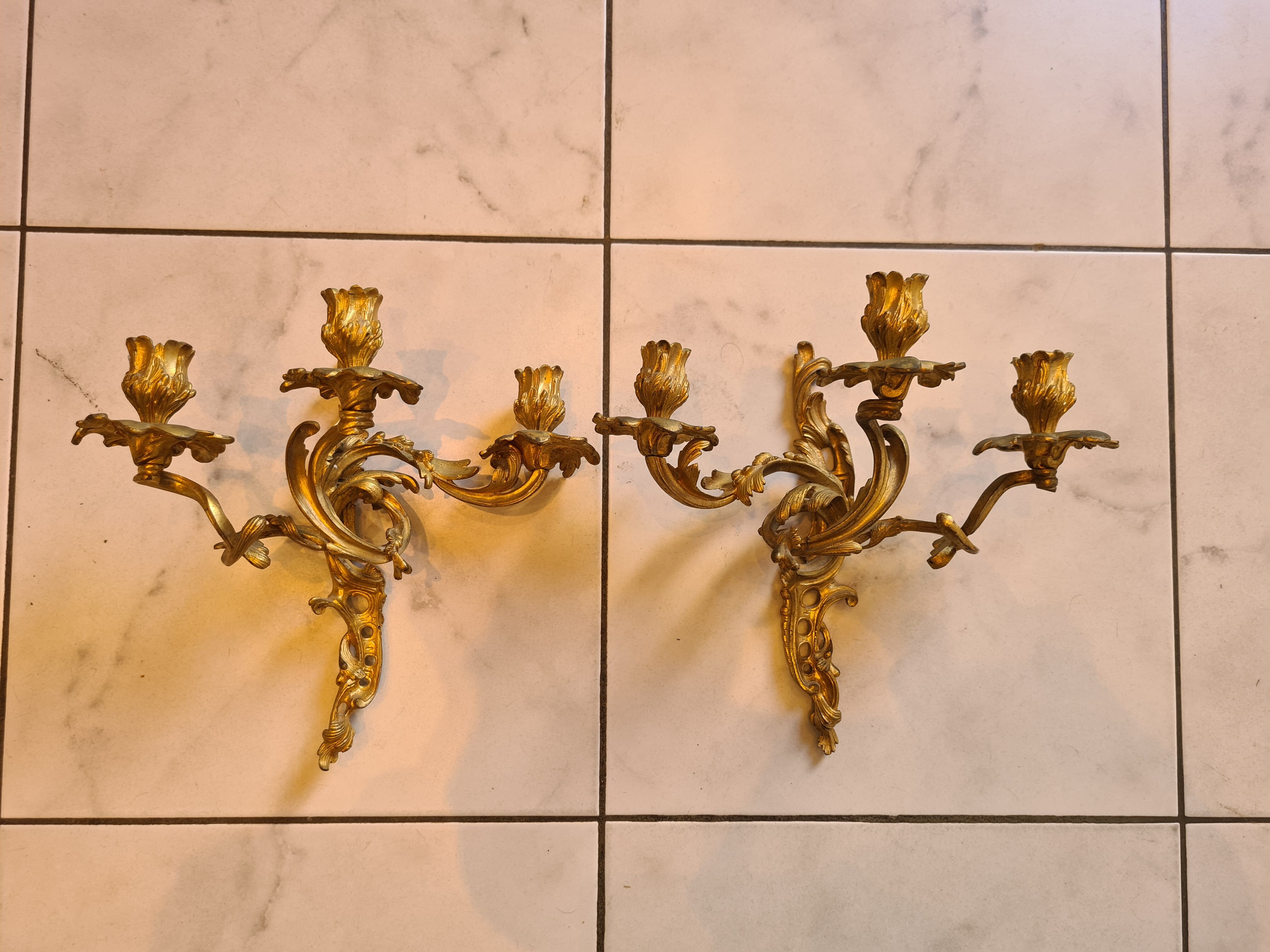 Paire d'appliques en bronze doré style Louis XV