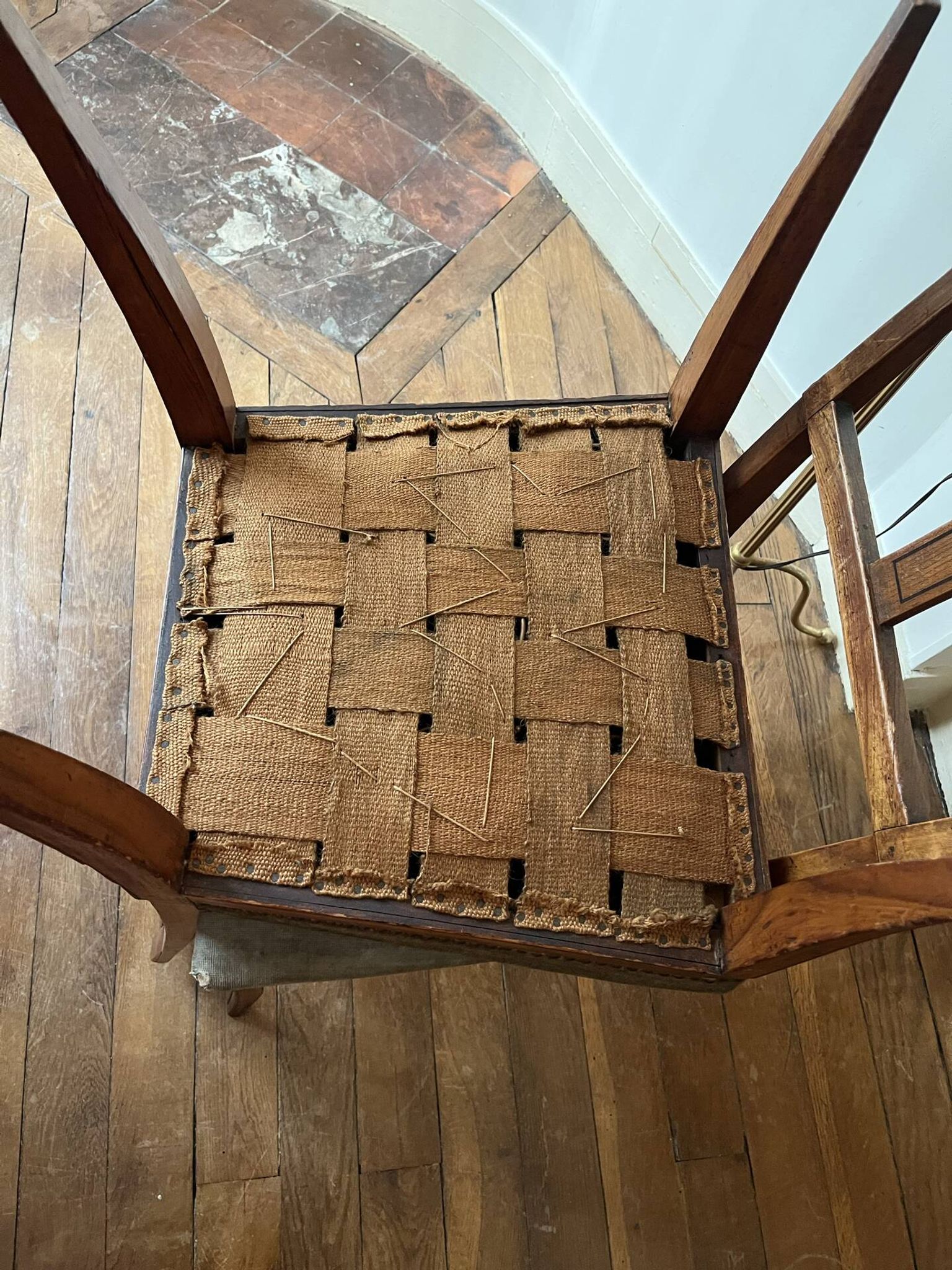 Paire de chaises Directoire en noyer, fin XVIIIe