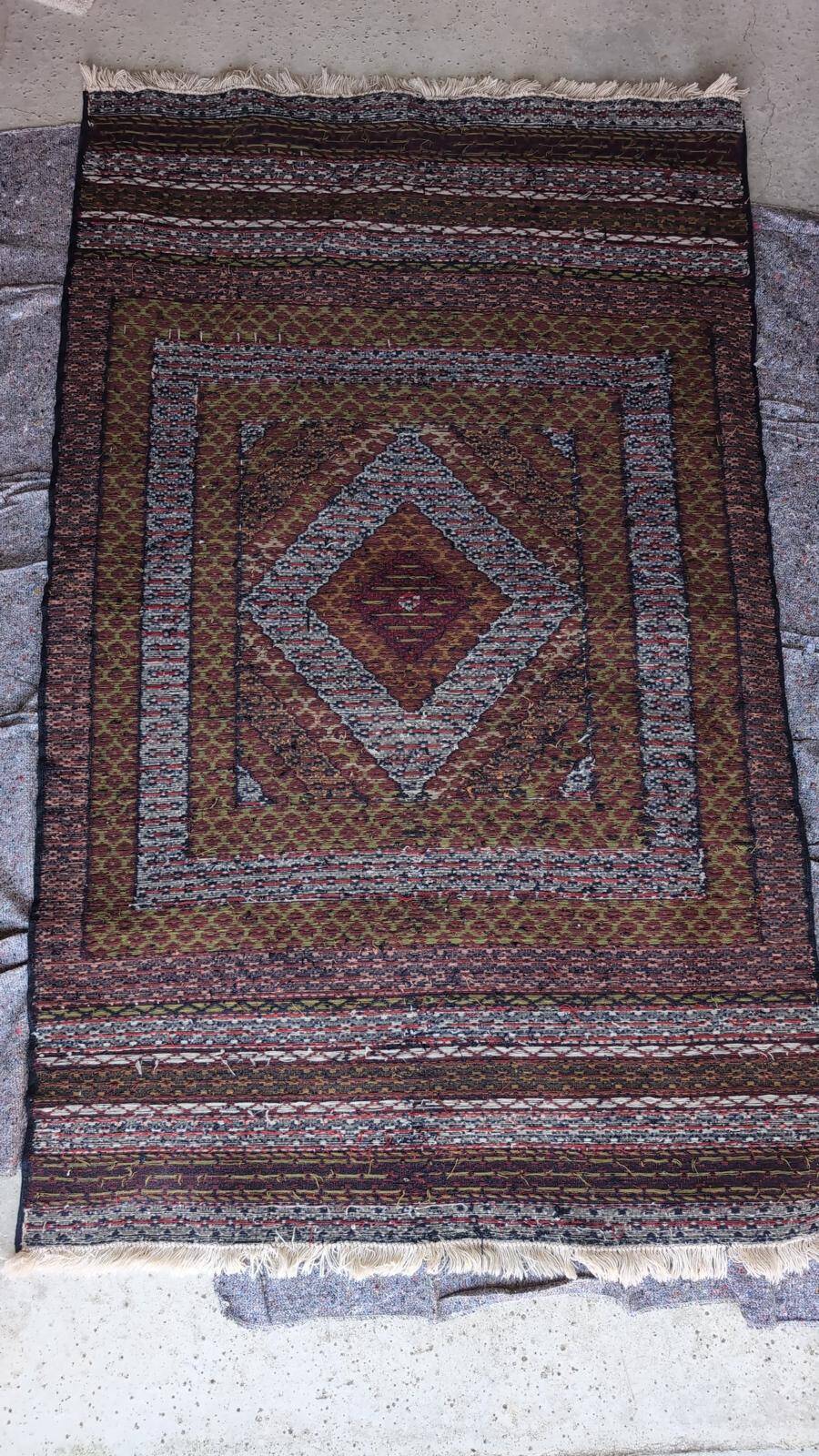 Tapis afghan artisanal réalisé à l’aiguille – 175 × 135cm