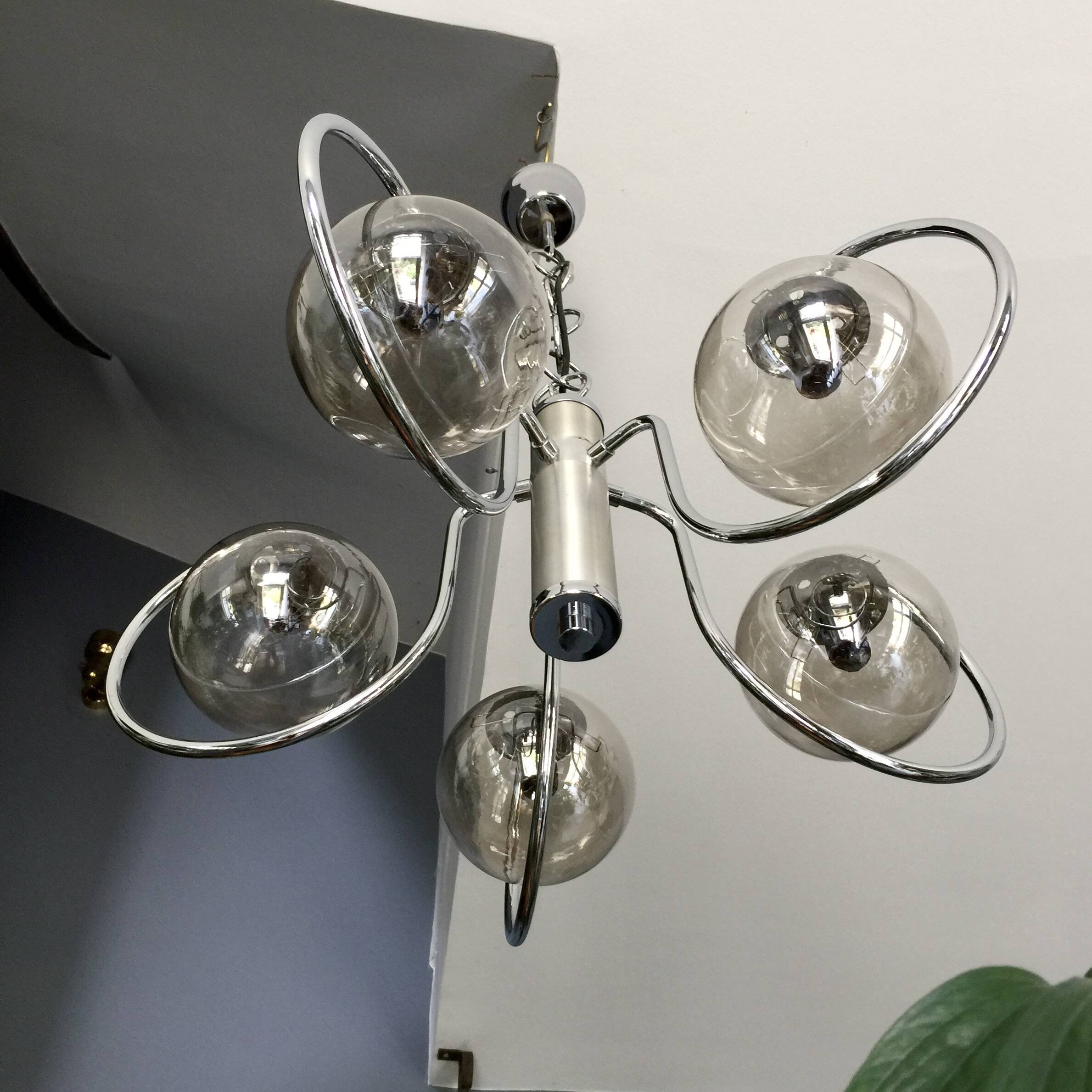 Lustre 5 boules chrome et verre fumé 1960