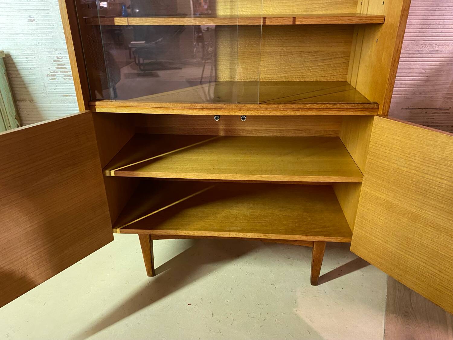 Meuble de rangement vitré en bois, 1960