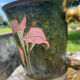 Seau à champagne en cloisonné français avec des lys calla roses et une poignée en laiton.