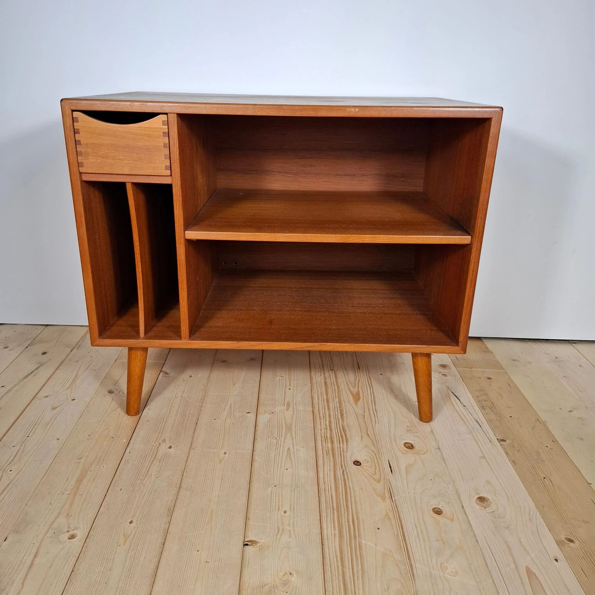 Meuble pour tourne-disque en teck danois des années 1960 – Style Mid-Century Modern