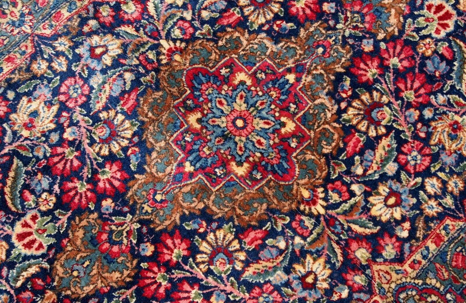 Handmade antique Persian Kerman rug 4' x 6.4' (122cm x 195cm) 1920s