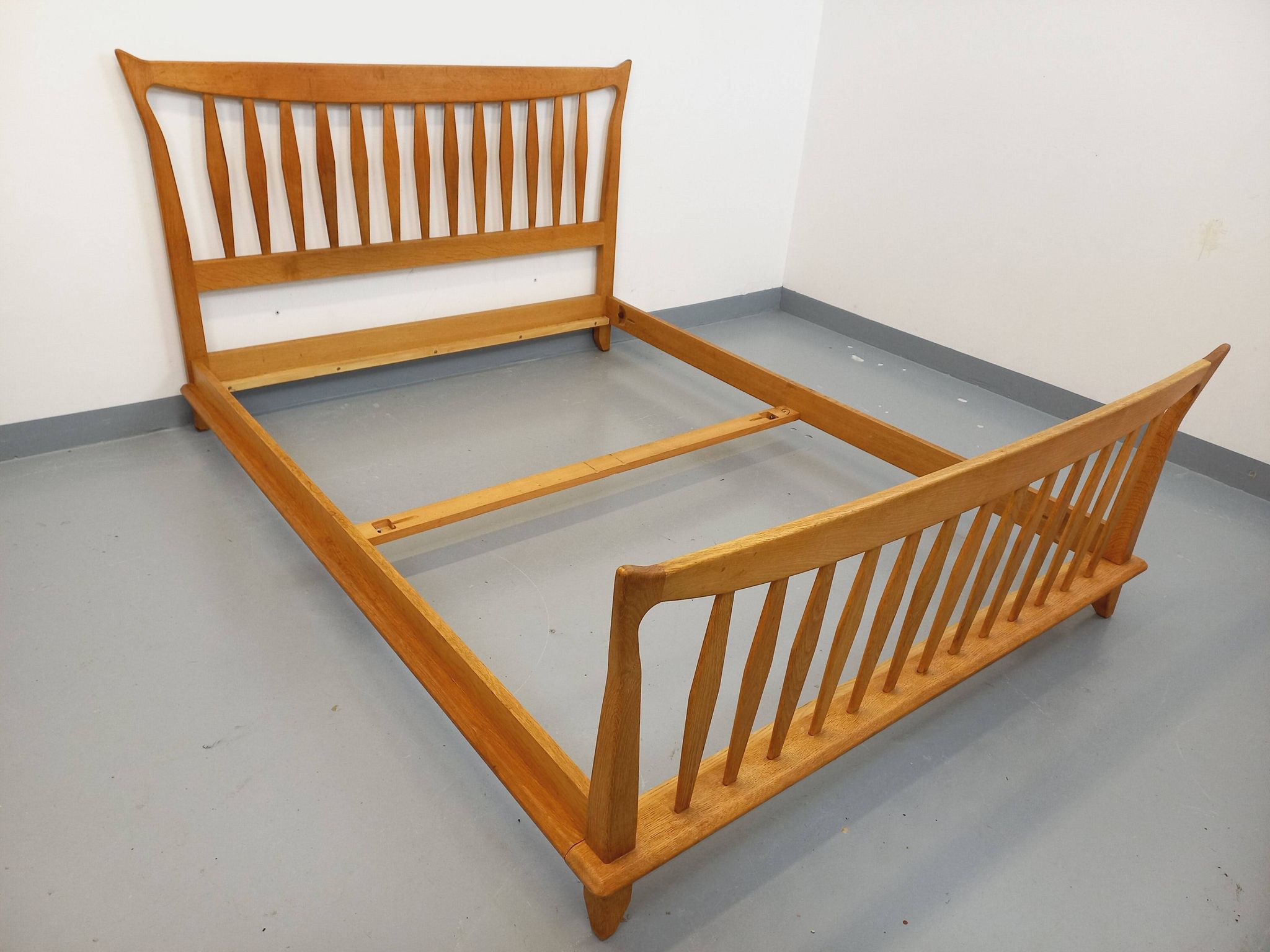 Double vintage French bed by Guillerme et Chambron in solid oak from the 1960s.