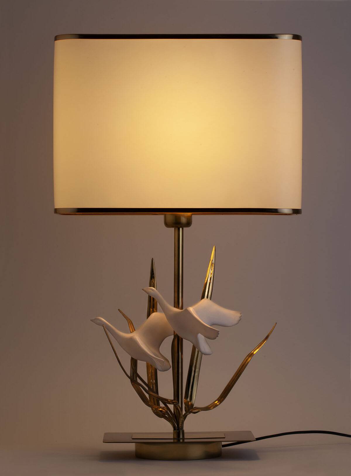 Lampe de table avec des cygnes en vol