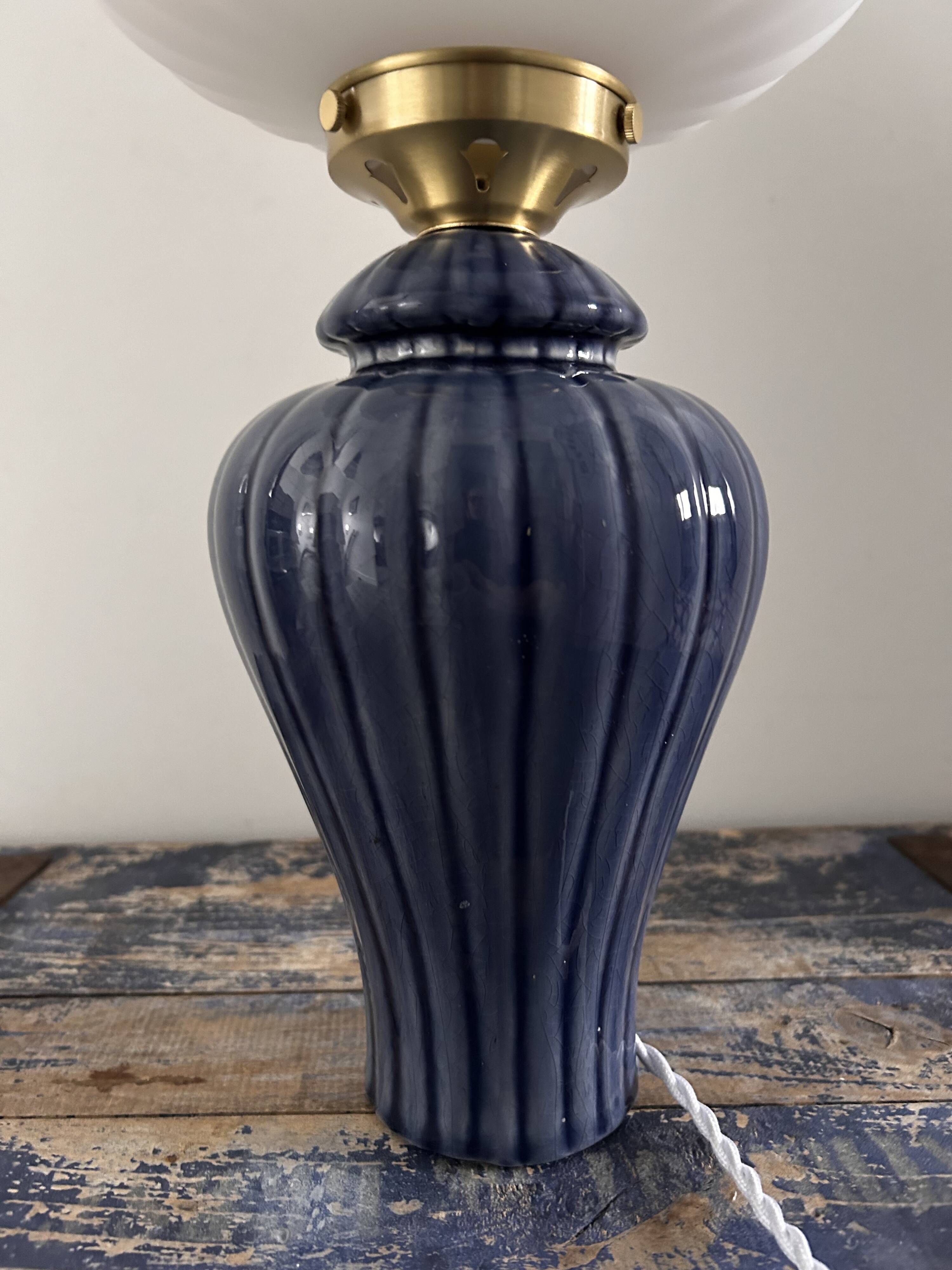 Geometric table lamp with pleated opaline shade