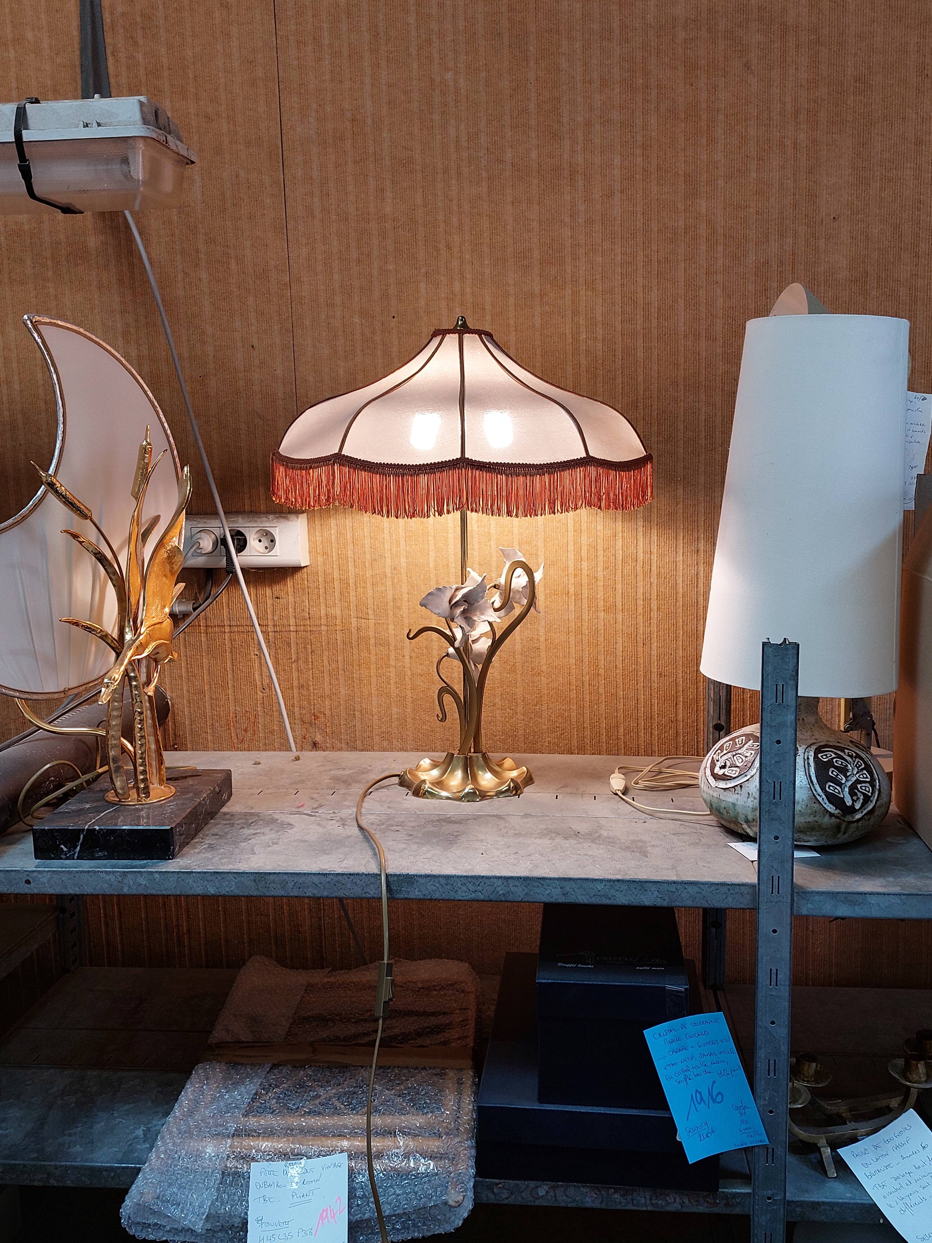 Large gilded brass lamp with white porcelain fleur-de-lis decoration