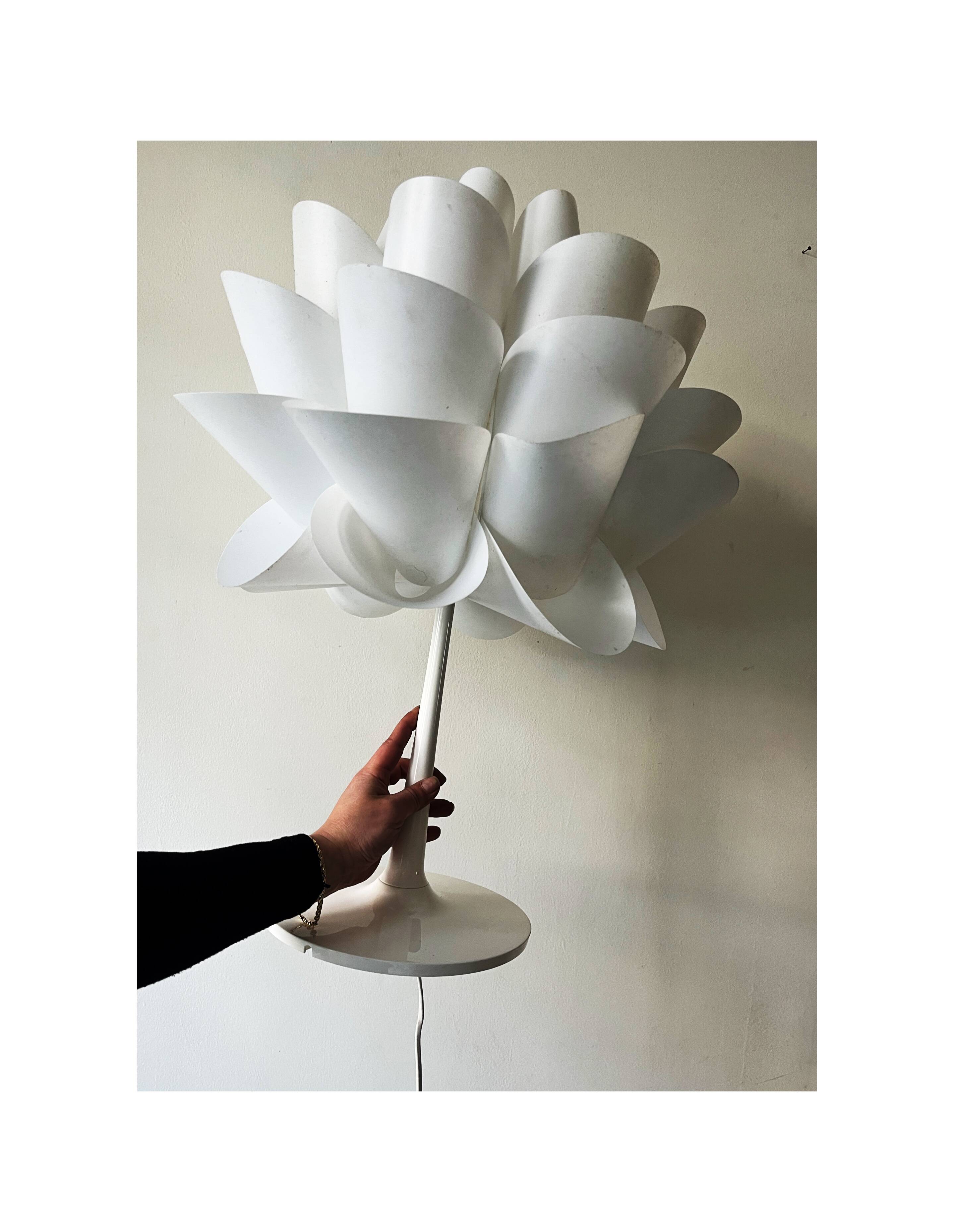 White artichoke tulip design table lamp