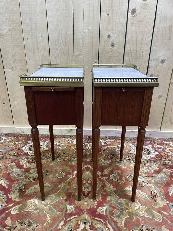 Paire de tables de chevets style Louis XVI avec tirette