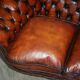 Curved Chesterfield canapé in hand-dyed vintage leather, fully restored.