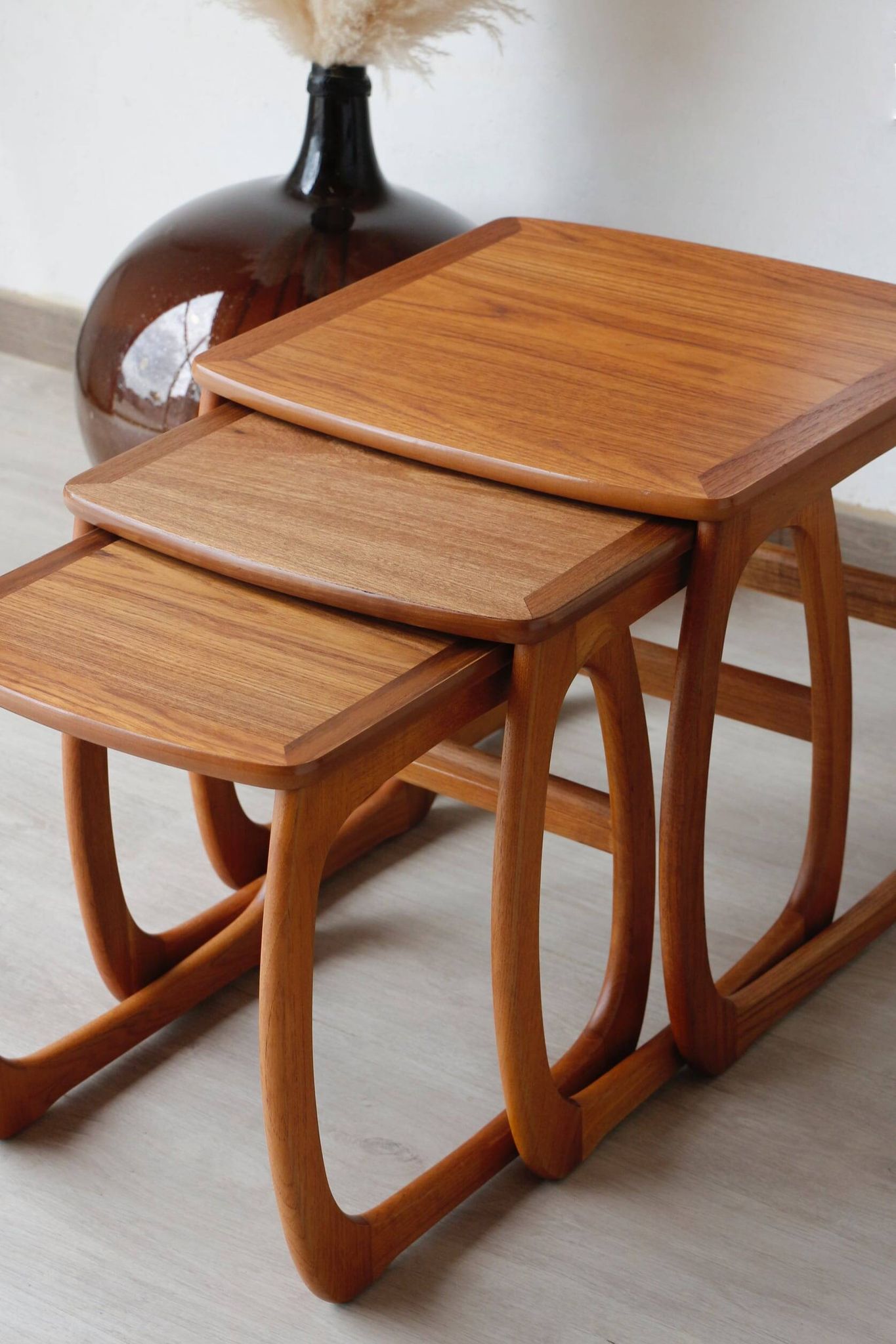 Tables gigognes en teck éditées par Nathan, années 60