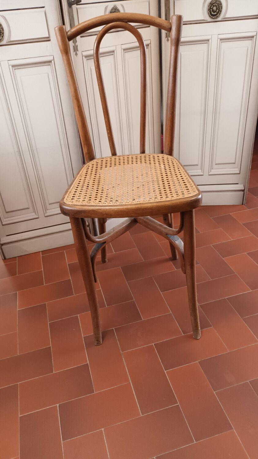 Curved wood bistro chair