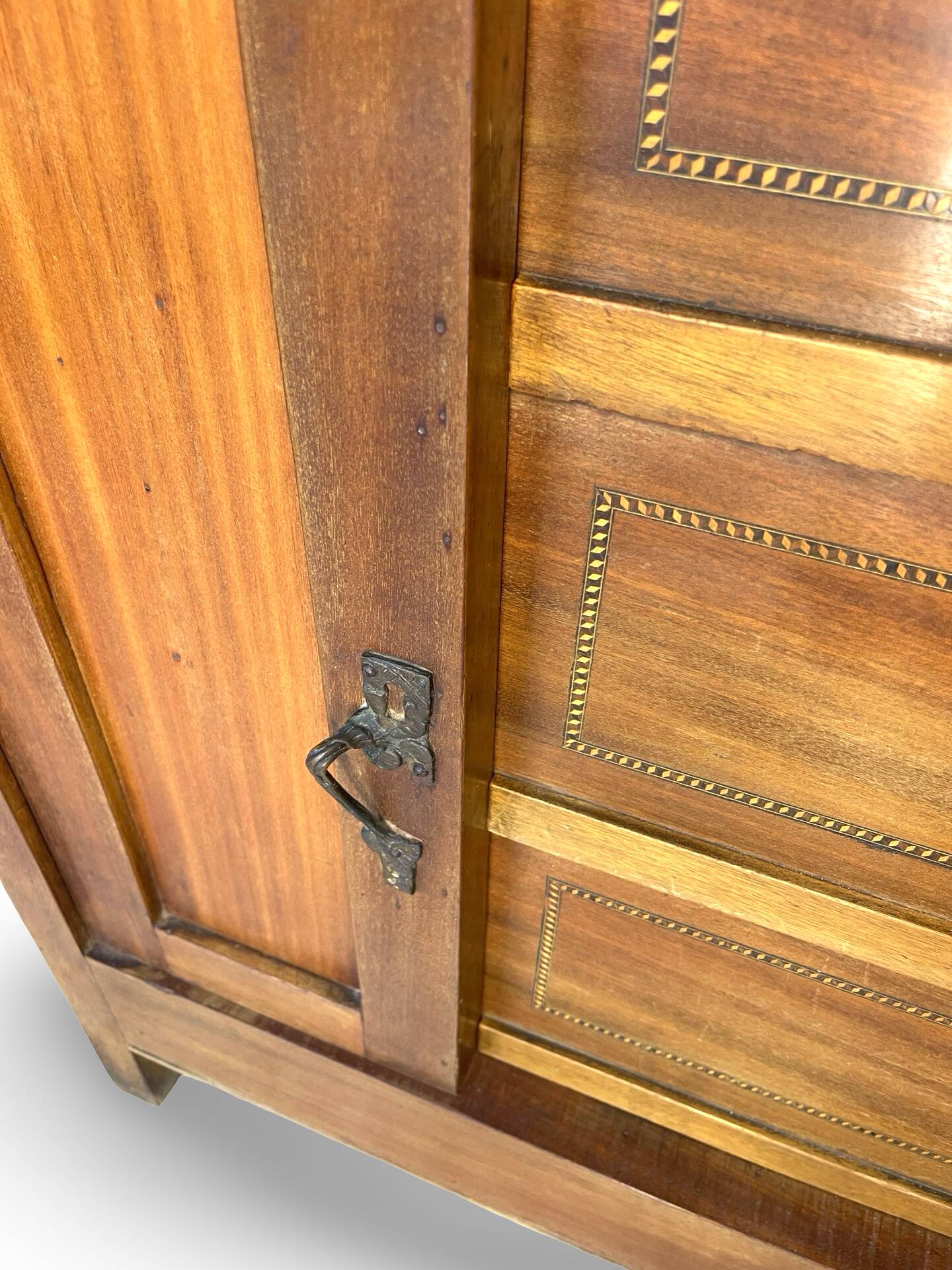 Commode de style Art Déco en bois de cerisier et noyer.