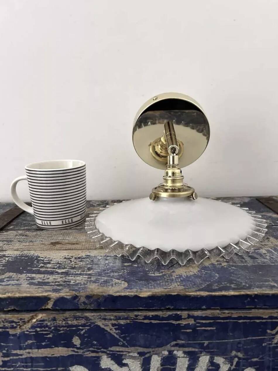 Applique murale en opaline blanche
