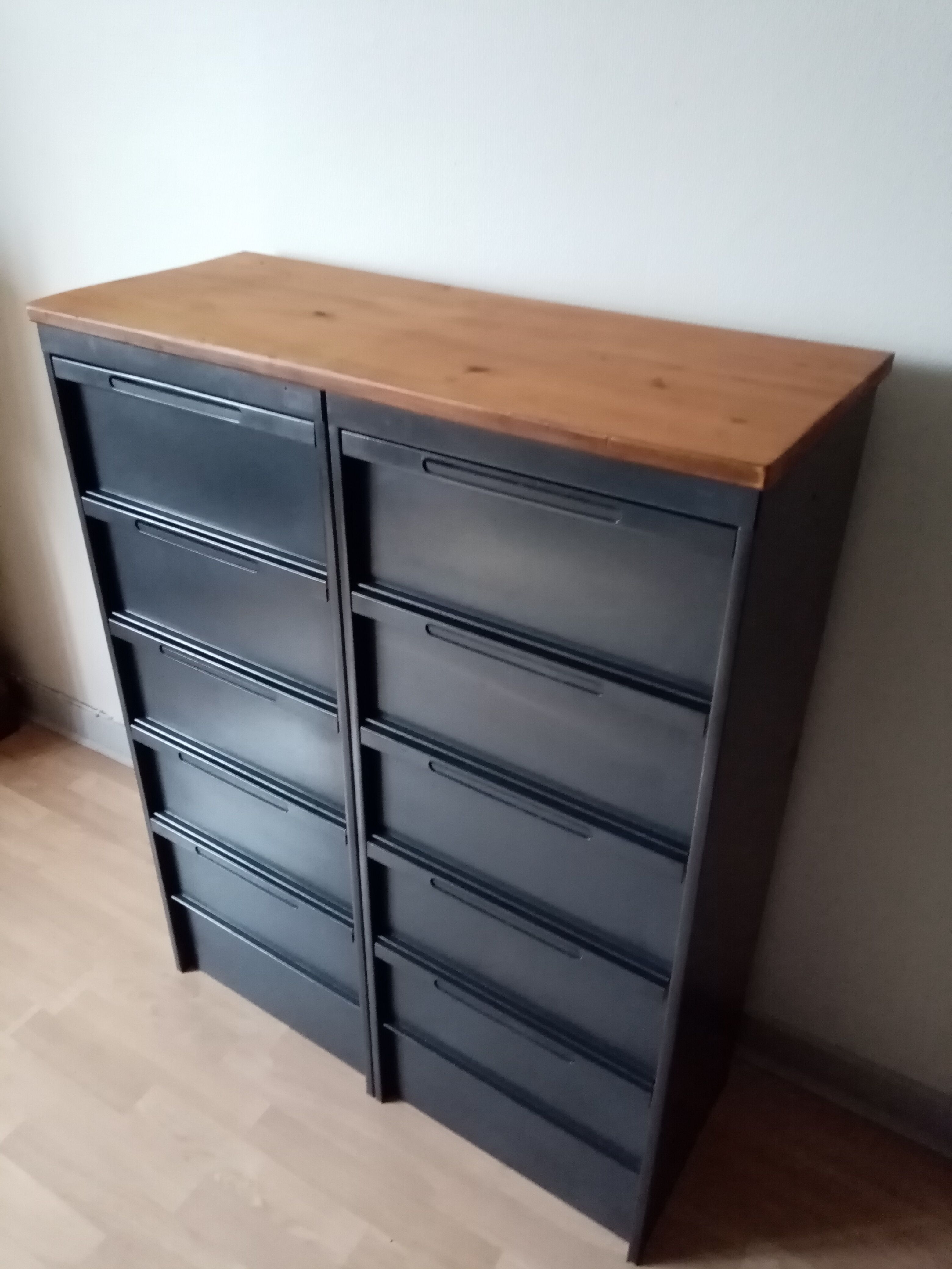 Metal clamshell furniture