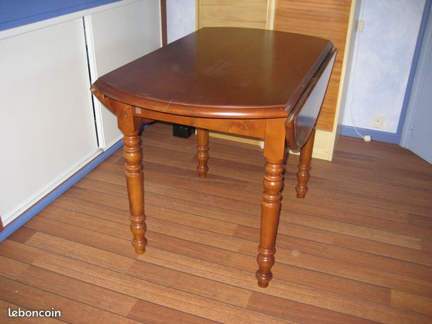 Round table in massive alene