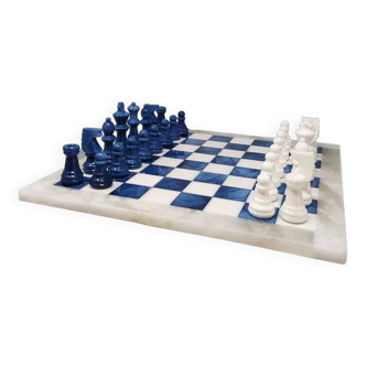 Élégant jeu d’échecs bleu et blanc des années 1970 en albâtre de Volterra fait à la main. Fabriqué en Italie