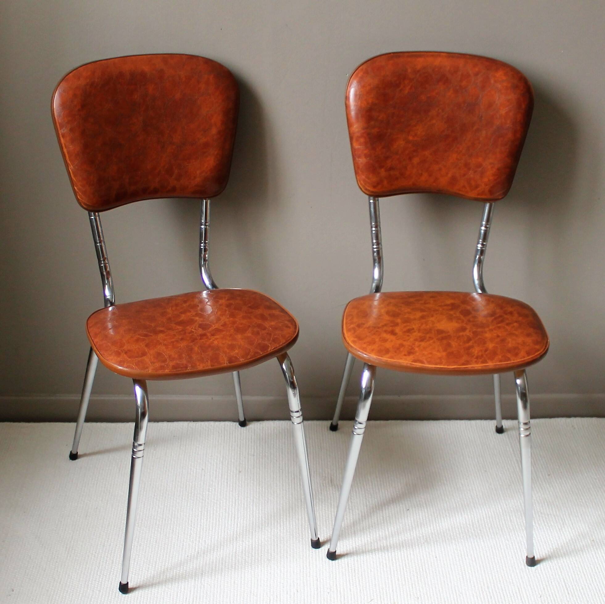 Lot de 2 chaises vintage skaï & piètement chromé