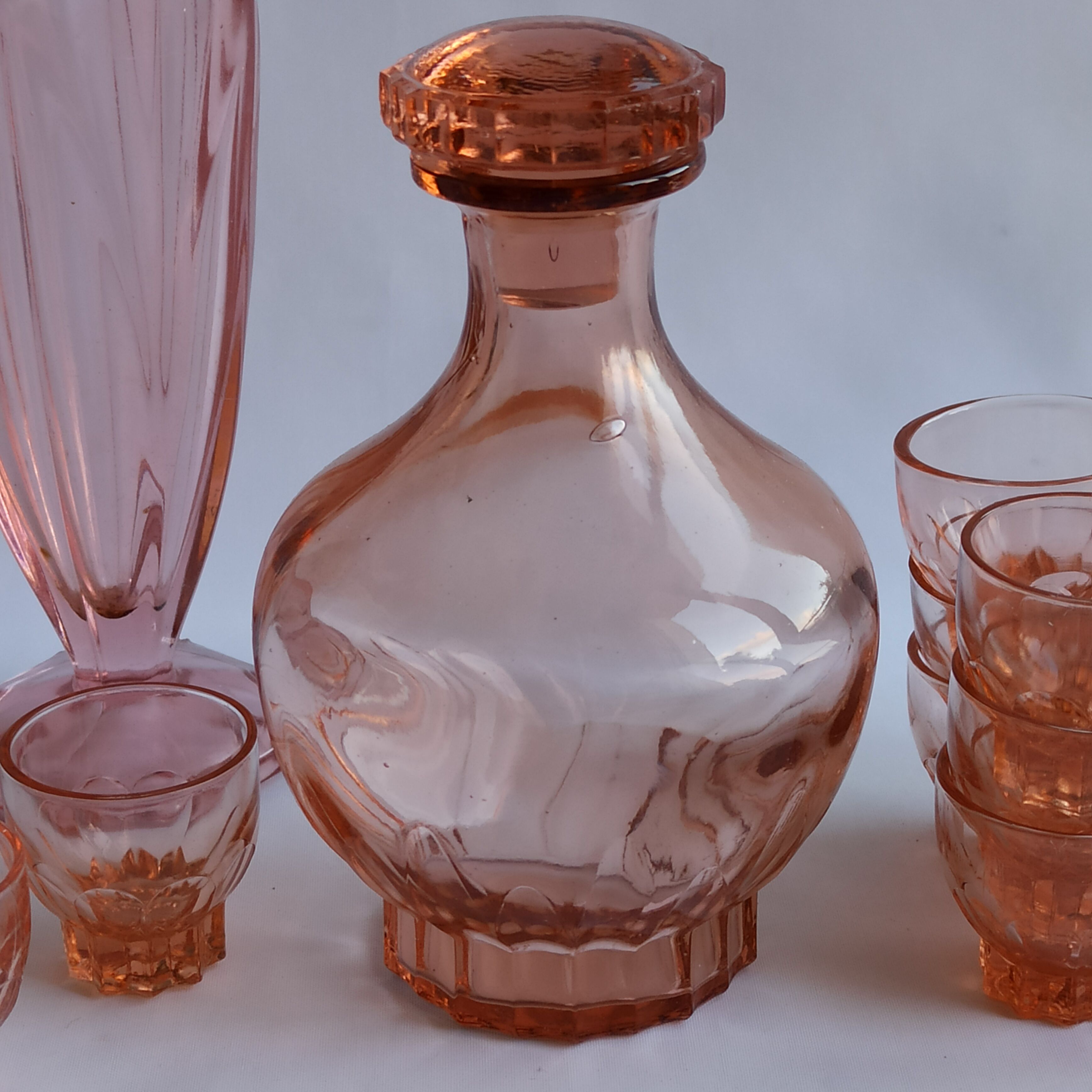 Carafe verre rose style art déco 14 cm